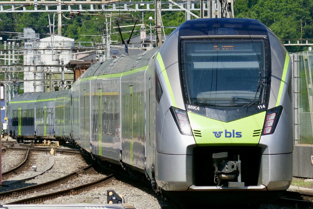 Die MIKA RABe 528 114  Frutigen  mit der vorderen Einheit RABe 528 118 am 17.6.23 beim verlassen des Bahnhof Brig.