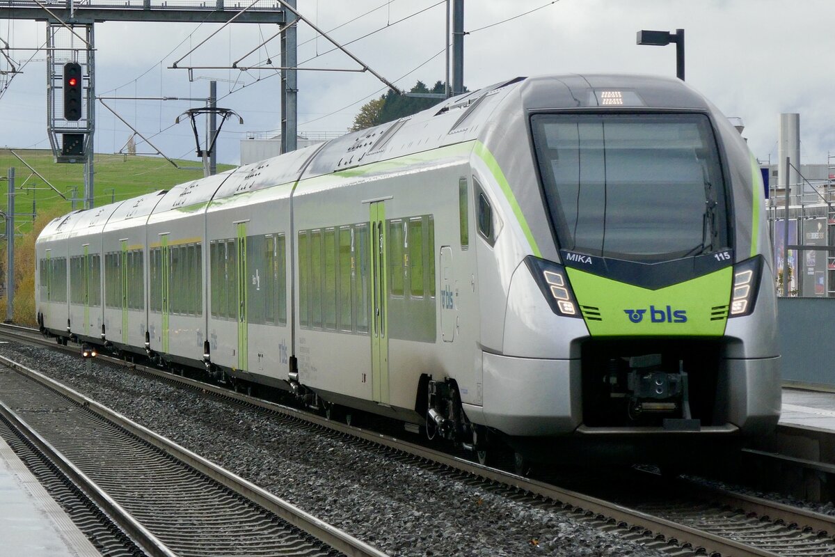 Die MIKA RABe 528 115 als IR66 von La Chaux-de-Fonds am 11.11.23 kurz vor der Durchfahrt im Bahnhof Brünnen Westside.