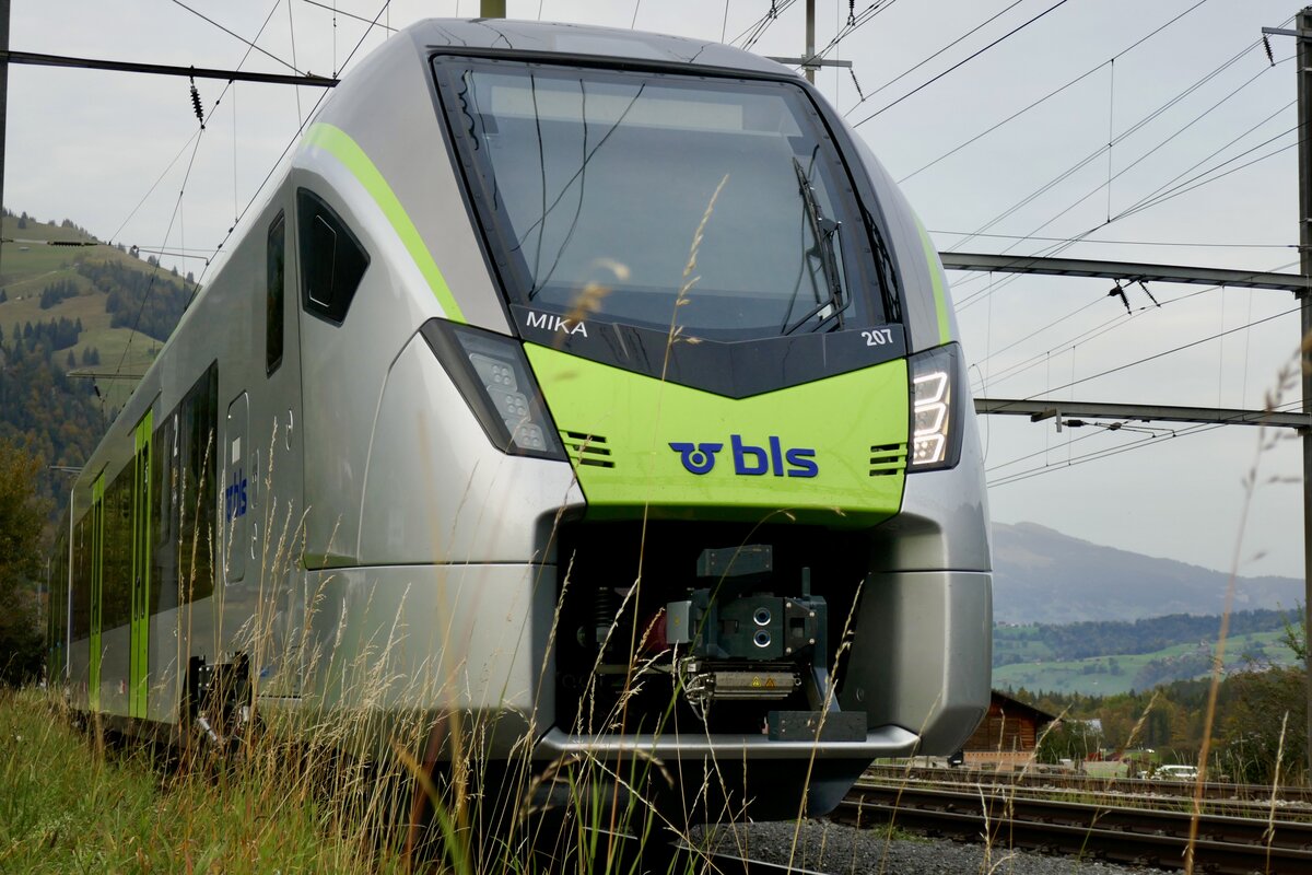 Die MIKA RABe 528 207 (Übernahme 27.10.23) für die BLS am 23.10.23 in Frutigen abgestellt.