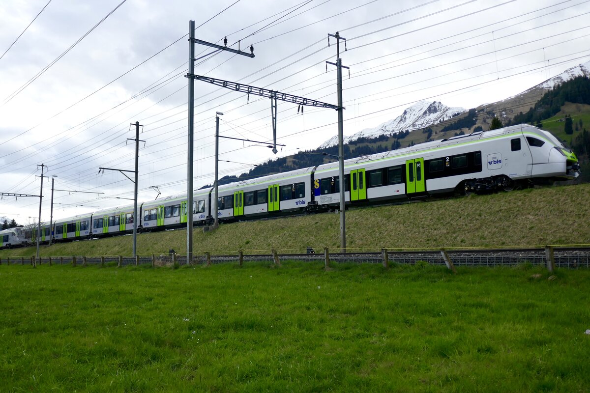 Die MIKA RABe 528 214 für die BLS am 4.4.24 bei Frutigen abgestellt.