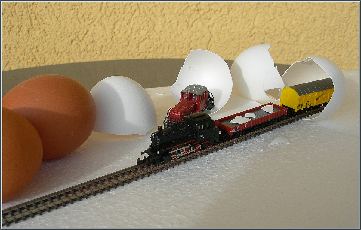 Die mini-Club - Frisch ausgeschlüpft stellte Märklin auf der Spielwarenmesse 1972 in Nürnberg eine gelungene Überraschung vor: Auf einer Spurweite von 6,5 mm verkehrt die im Massstab von 1:220 gehaltene Modellbahn und bietet somit ungeahnte Möglichkeiten. Nun jährt sich dieses Jahr die Einführung der  Kleinsten elektrischen Serieneisenbahn  zum 50. Mal und man wartet  gespannt, was Märklin wohl fürs Jubiläumsjahr ausbrütet... 

Neben der spannenden Vorfreude, freue ich mich auch auf die Spaghetti Carbonara, die ich mit den Eiern links im Bild zubereiten werde. 

3. Januar 2022
