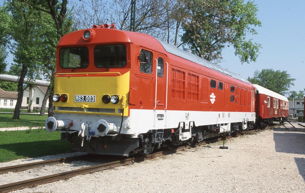 Die mir bekannte einzige berlebende der Baureihe M 63 befindet
sich im Eisenbahn Museum in Budapest Ujpest. M 63003 stand
am 23.3.2002 frisch lackiert dort im Freigelnde.
