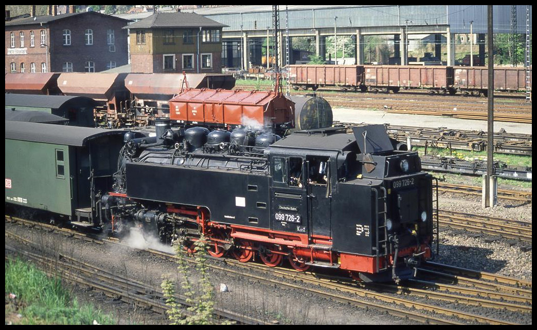 Die mit 99726 Deutsche Bahn beschriftete Schmalspurlok fährt hier am 5.5.1995 mit ihrem Personenzug in Freital Hainsberg ein.