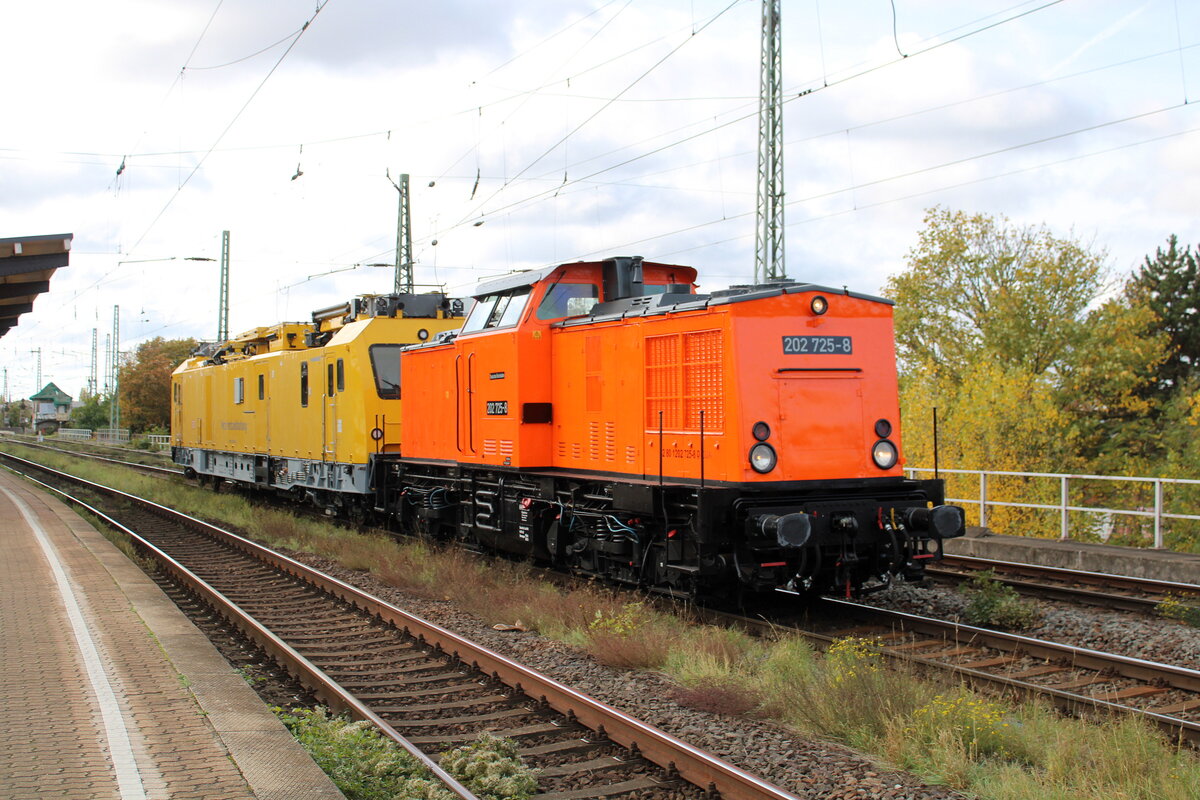 Die mit Deutsche Reichsbahn beschriftete 202 725-8 (92 80 1202 725-8 D-DJA) war am 19.10.2026 in Magdeburg-Neustadt mit dem DB-Netz Instandhaltung 711 301 Richtung Abzweig Br�cke unterwegs. 