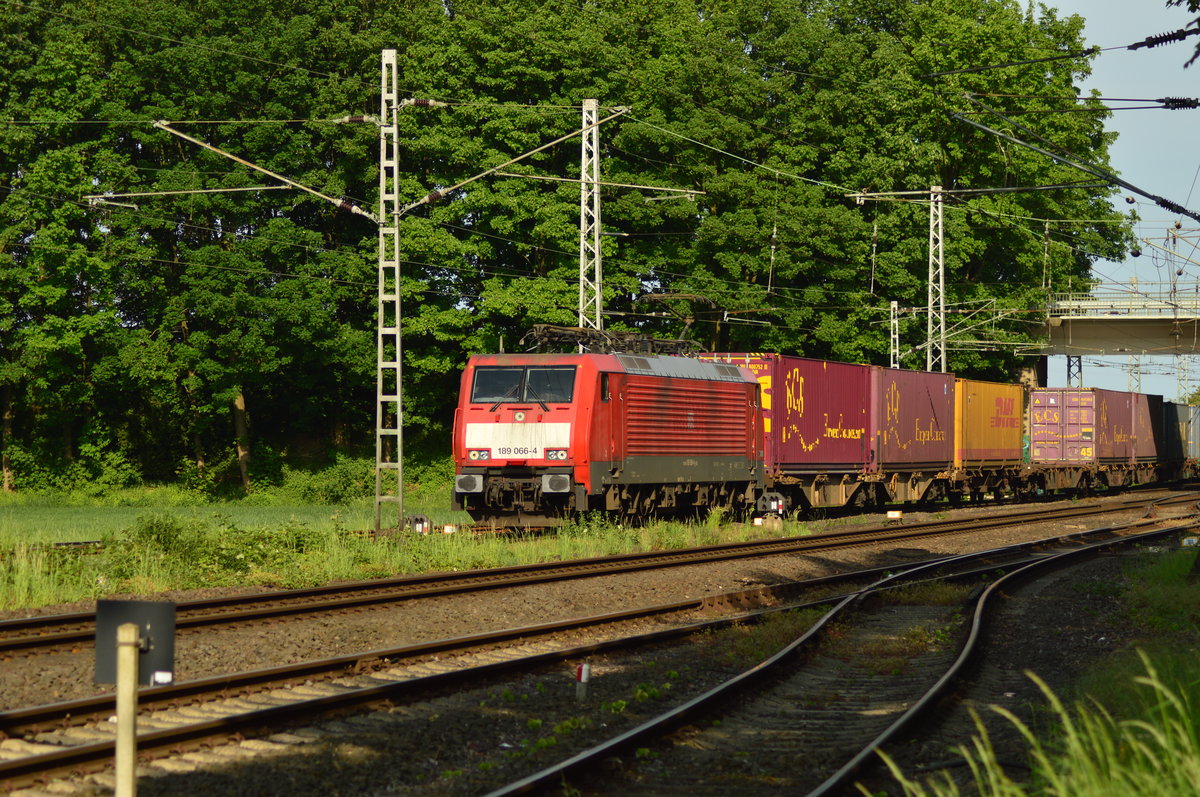 Die mit einem Hollandlatz versehene Sieke 189 066-4 ist hier gerade in Rommerskirchen mit einem Kastelzug in die Niederlande unterwegs. Samstag 21.5.2016
