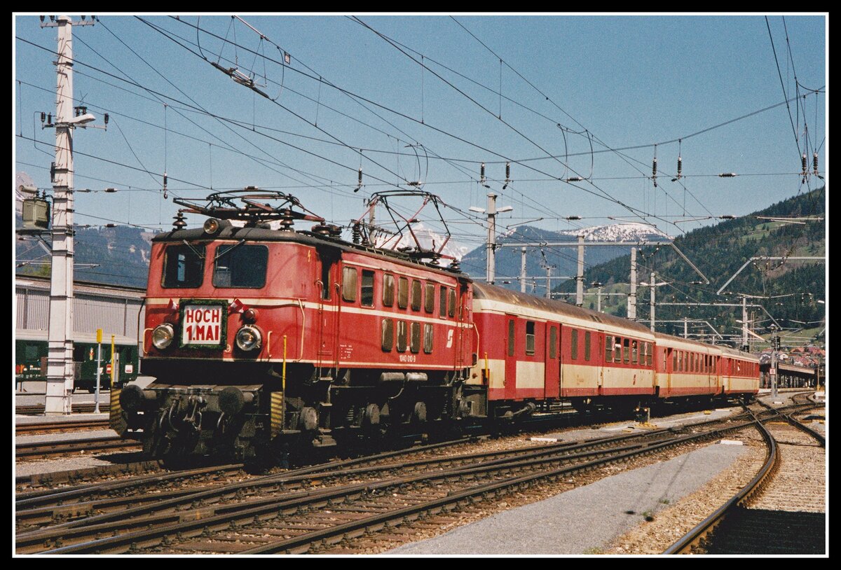 Die mit  Hoch 1.Mai  - Tafel versehenen 1040.010 fährt am 1.05.2002 mit R3568 aus dem Bahnhof Selzthal aus.