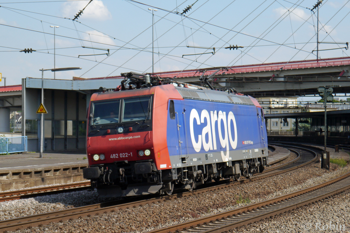 Die mit neuen LED-Lampen ausgerüstete 482 022-1 fährt solo durch Ludwigshafen. 
(19.05.2014)