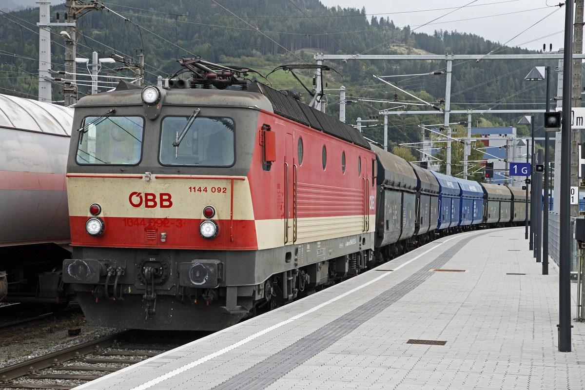 Die mit der sogenannten Schachbrettlakierung versehene 1144 092 mit Gterzug in Bruck/Mur am 16.09.2013.