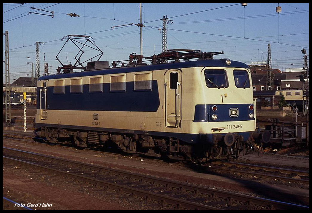 Die mit einer Sonderlackierung versehene ex Zuglok des Karlsruher Zuges rangierte am 22.02.1990 im Hauptbahnhof Münster.