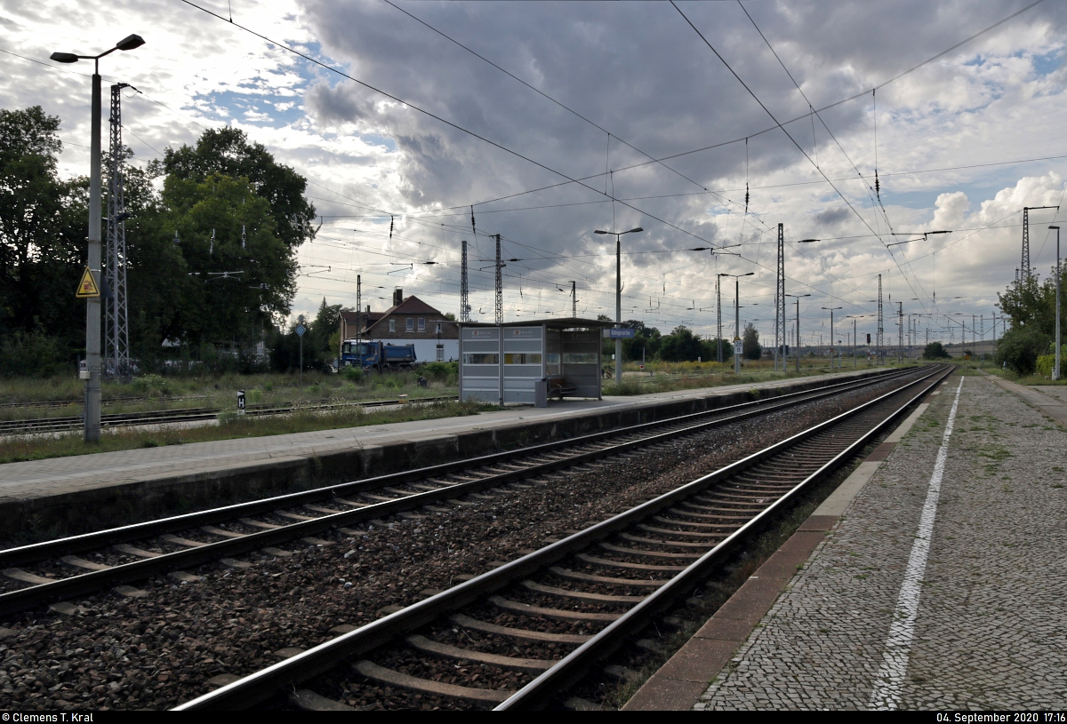 Die - mit Vorsicht ausgedrückt - nicht mehr zeitgemäßen Gleis- und Bahnsteiganlagen des Bahnhofs Röblingen am See waren mir ein separates Foto wert.
Aufgenommen im Gegenlicht.

🚩 Bahnstrecke Halle–Hann. Münden (KBS 590)
🕓 4.9.2020 | 17:16 Uhr