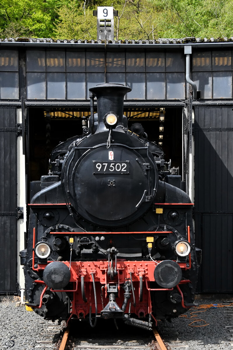 Die Mitte April 2024 vor dem Ringlokschuppen des Eisenbahnmuseums in Bochum ausgestellte Zahnradlokomotive 97 502 erblickte 1923 in der Maschinenfabrik Esslingen das Licht der Maschinenwelt.