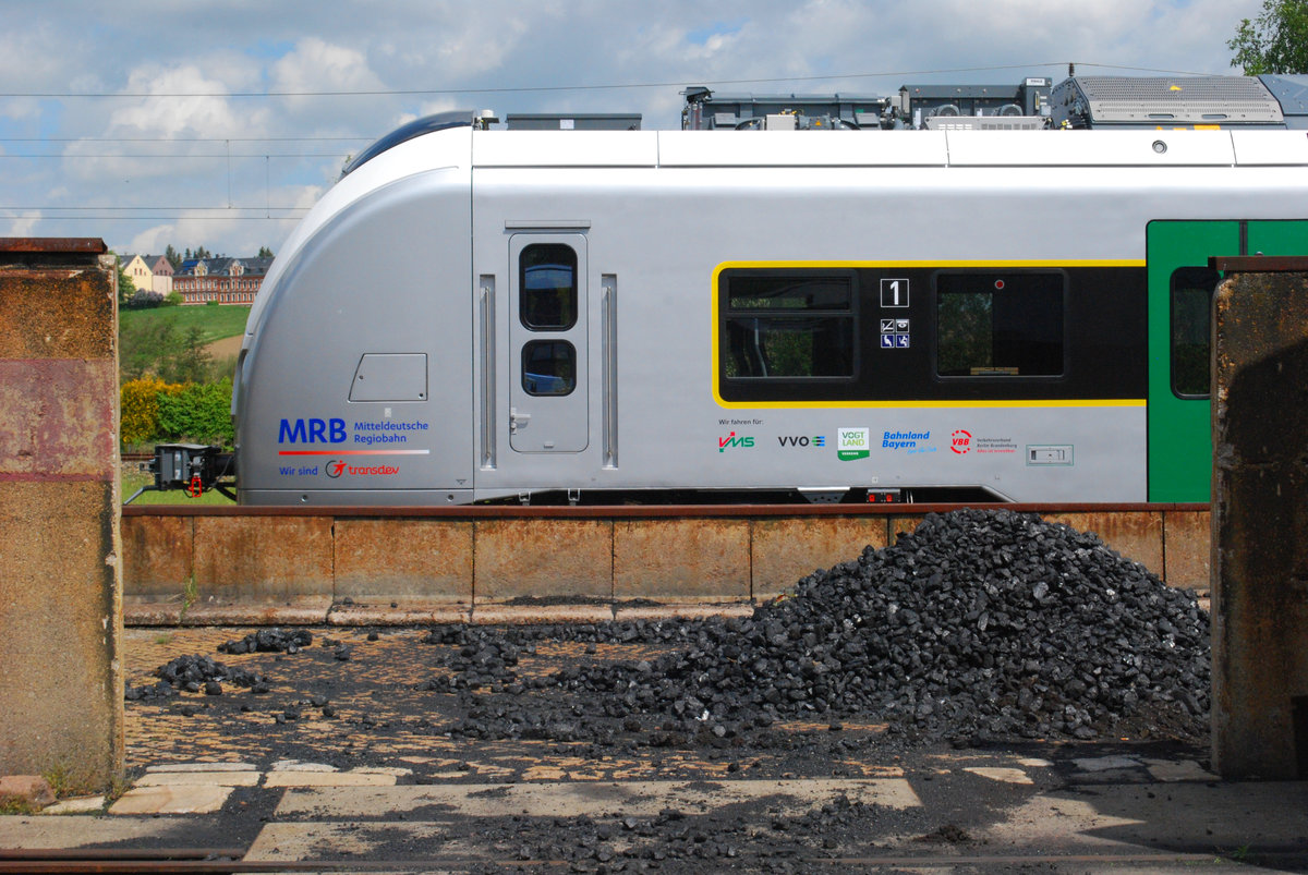 Die Mitteldeutsche Regiobahn (Transdev) übernahm im Juni 2016 zum kleinen Fahrplanwechsel auf der Sachsen-Franken-Magistrale (Dresden - Hof) den Verkehr von DB Regio. Zuvor standen die fabrikneuen Coradia Continental 2 im ehemaligen Rangierbahnhof Chemnitz-Hilbersdorf und dem dazugehörigen BW, heute SEM Chemnitz, abgestellt und wurden wochenlang von Sicherheitspersonal bewacht. Die Aufnahmen entstanden in Abstimmung mit den  Sicherungsposten  und während der Museumsöffnungszeiten am 21. Mai 2016.