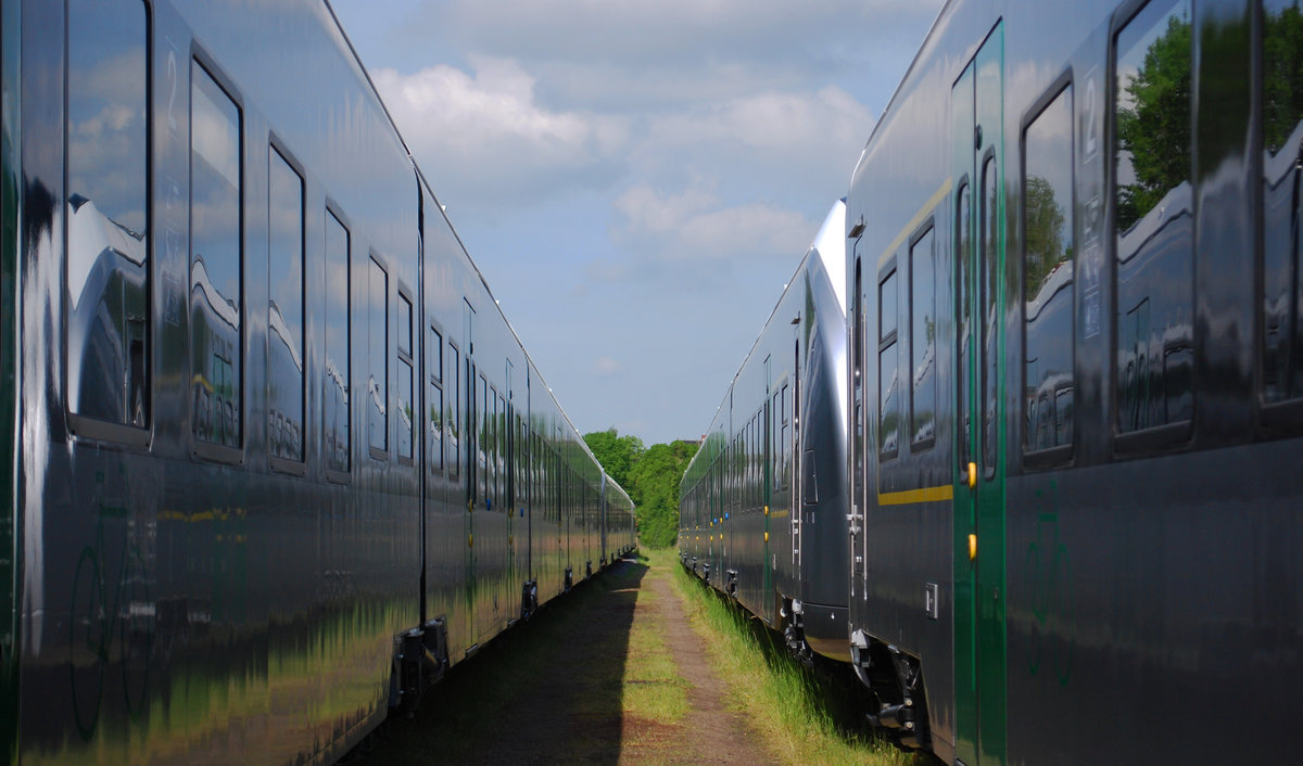 Die Mitteldeutsche Regiobahn (Transdev) übernahm im Juni 2016 zum kleinen Fahrplanwechsel auf der Sachsen-Franken-Magistrale (Dresden - Hof) den Verkehr von DB Regio. Zuvor standen die fabrikneuen Coradia Continental 2 im ehemaligen Rangierbahnhof Chemnitz-Hilbersdorf und dem dazugehörigen BW, heute SEM Chemnitz, abgestellt und wurden wochenlang von Sicherheitspersonal bewacht. Die Aufnahmen entstanden in Abstimmung mit den  Sicherungsposten  und während der Museumsöffnungszeiten am 21. Mai 2016.