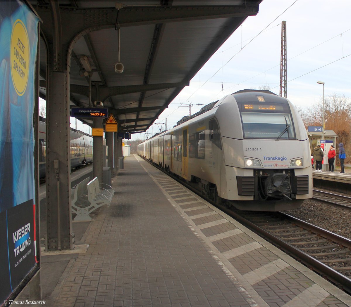 Die Mittelrheinbahn fährt am 29. Dezember 2019 in den Bahnhof Bonn-Mehlem ein. Die Weiterfahrt geht bis Mainz.