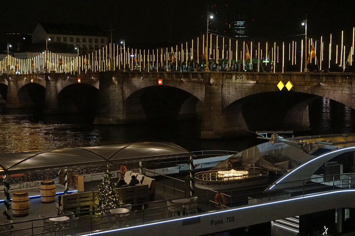 Die mittlere Rheinbrücke Basel am 4. Advent 2021. Leicht erkennbar im Lichtermeer vom 18. Dezember 2021 ist ein Be 6/8 Flexiti der Linie 8 auf der Fahrt von Weil am Rhein (D) nach Basel Neuwilerstrasse.
Foto: Walter Ruetsch