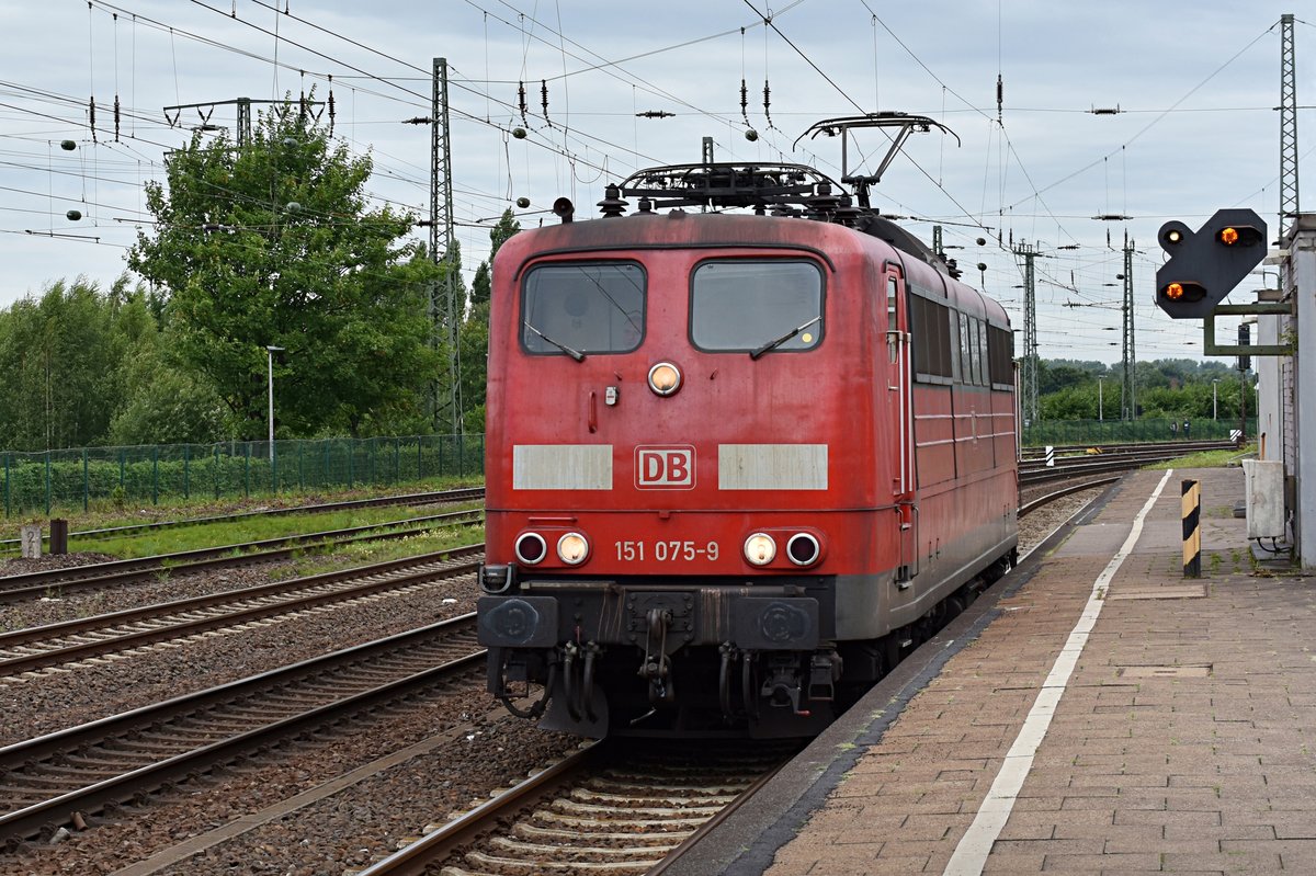 Die mittlerweile an Railpool verkaufte 151 075 (91 80 6151 075-9 D-Rpool) ließ sich ihren neuen Eigentümer nicht anmerken, als sie am 3.8.2017 ganz einsam durch den Bahnhof Hamm kommt.