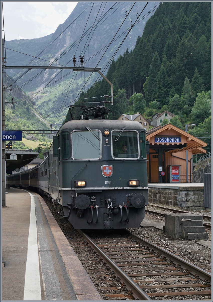 Die mittlerweile durch die Dampffahrten recht bekannte grüne Re 4/4 II 11161 in Göschen mit einen Regelzug Richtung Norden am 21. Juli 2016.
