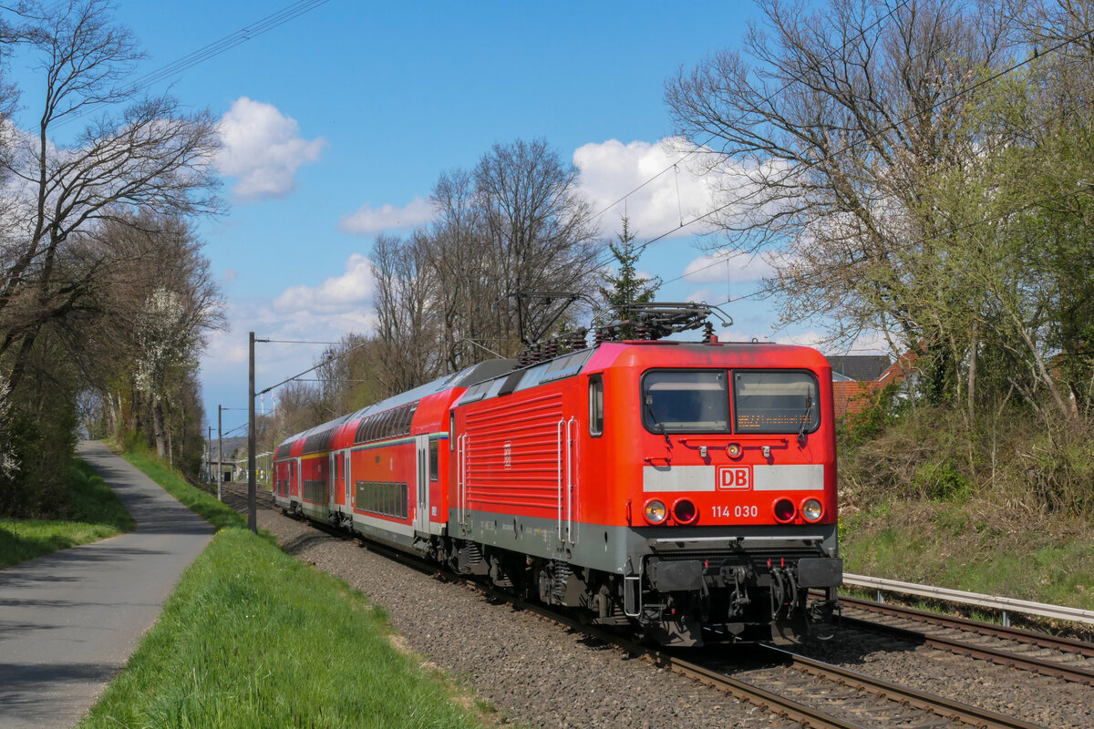 Die mittlerweile in Leipzig-Engelsdorf abgestellte 114 030 war am 29.04.2021 mit einer RB nach Frankfurt Hbf in Wörsdorf zu sehen.
