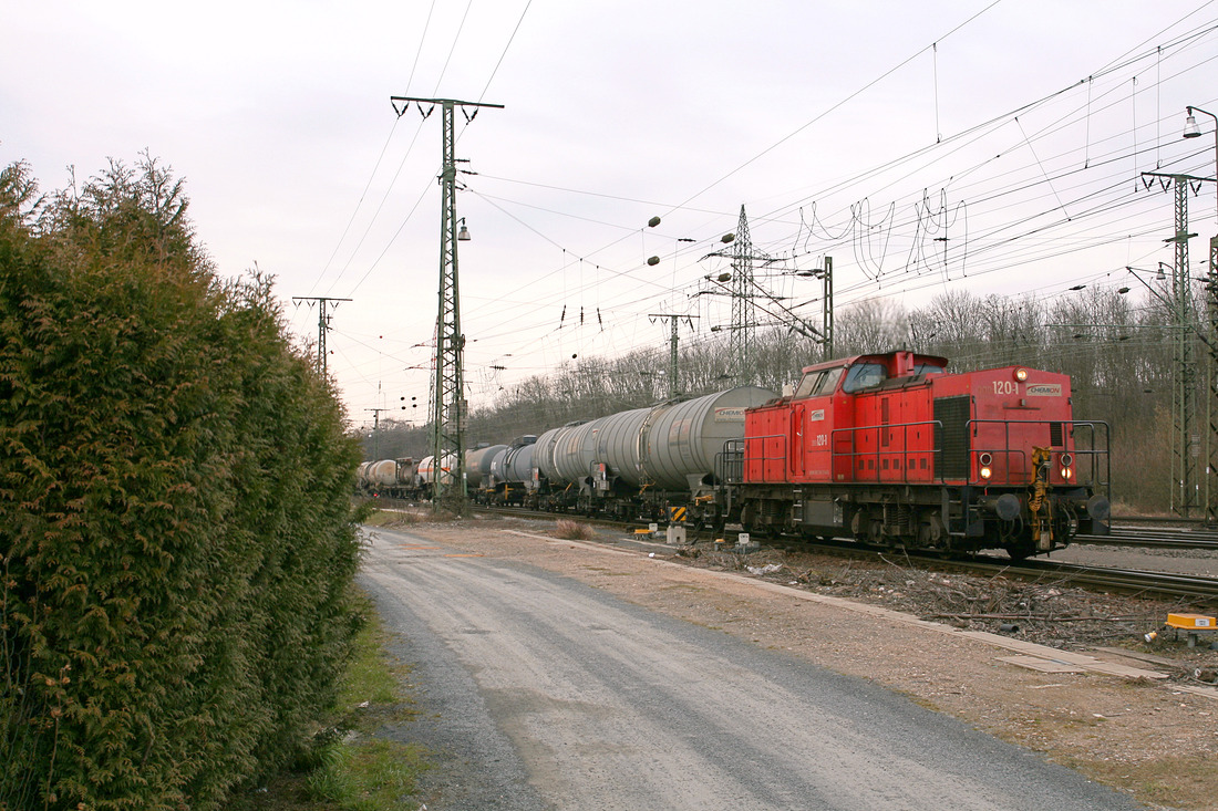 Die mittlerweile nicht mehr für Chemion fahrende 203 120 wurde am 25. März 2013 (damals noch für Chemion im Einsatz)  an der nördlichen Einfahrt des Rangierbahnhofs Gremberg in Köln dokumentiert.