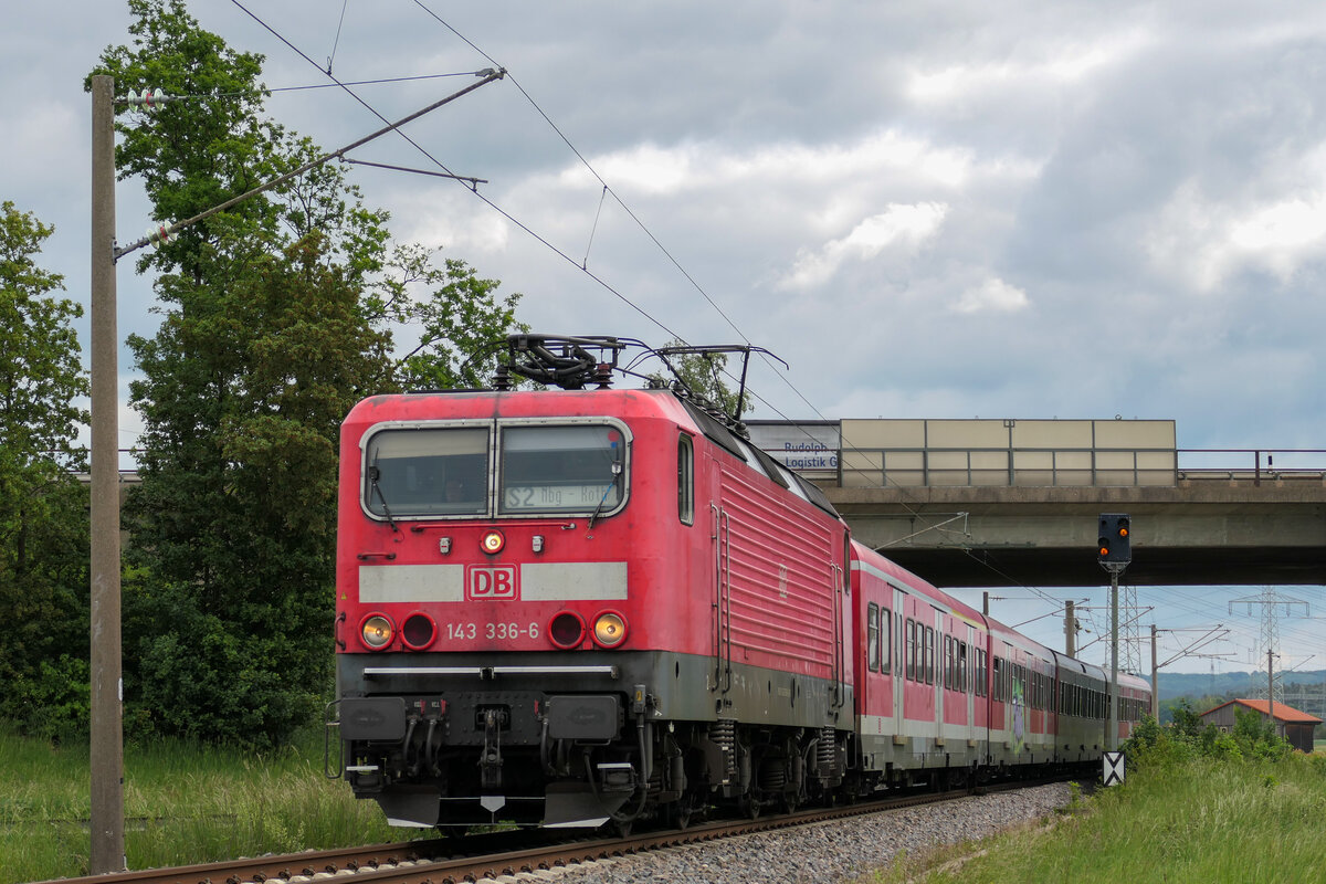 Die mittlerweile verschrottete 143 336 war am 10.05.2020 mit einer S2 nach Roth nahe Winkelhaid unterwegs.