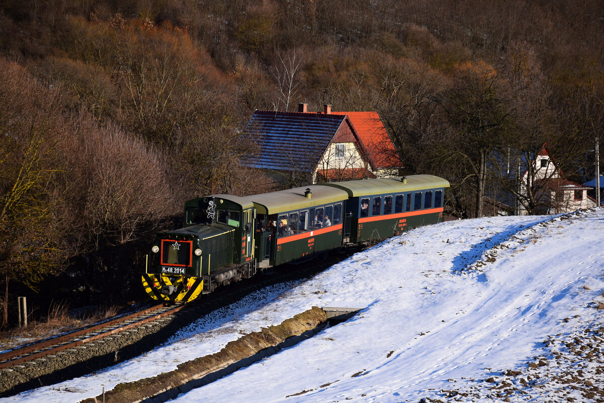 Die Mk48 2014 mit dem Nachmittagzug von Kismaros nach Királyrét kurz vor Szokolya.
22.01.2022.