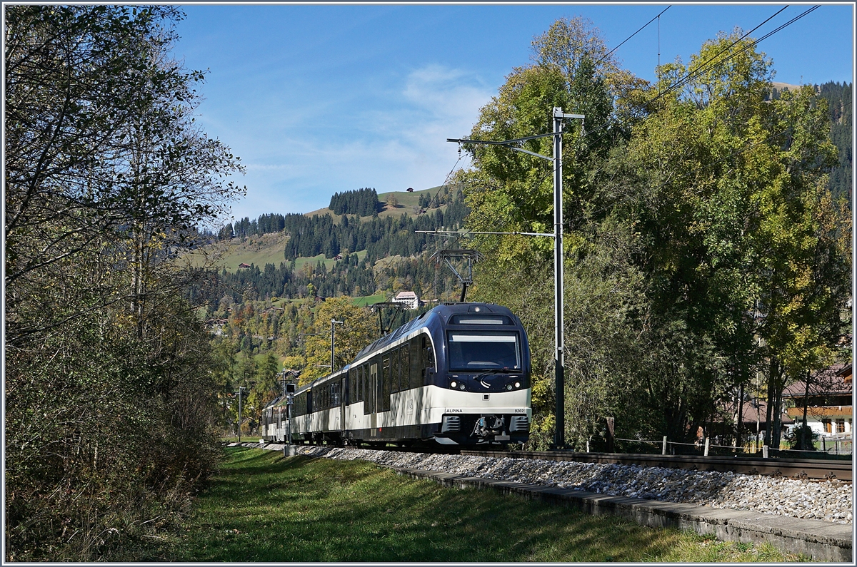 Die MOB ändert ihre Gesicht: Ein Alpina Zug bestehend aus dem Be 4/4 9202 drei Zwischenwagen und dem ABe 4/4 9302 unterwegs als Regionalzug 2224 von Montreux nach Zweisimmen zwischen Saanen und Gstaad.
10. Okt. 2017