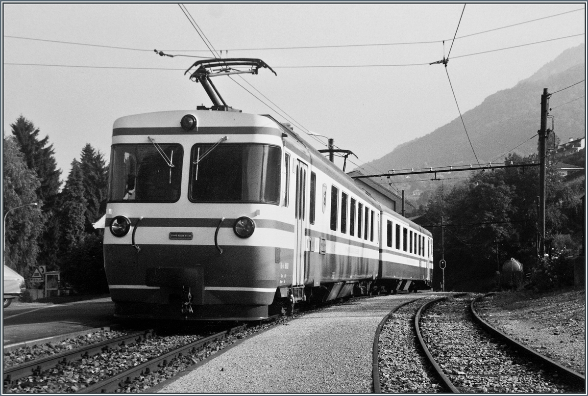 Die MOB Be 4/4 Serie 5000  Lenkerpendel  sahen vor einigen Jahren noch richtig schön und wohlgeformt aus. Sie waren auch im Nahverkehr ab Montreux im Einsatz. Im Bild ein MOB Be 4/4 in Fontanivent auf der Fahrt als Regionalzug nach Montreux. 

Analogbild vom August 1985