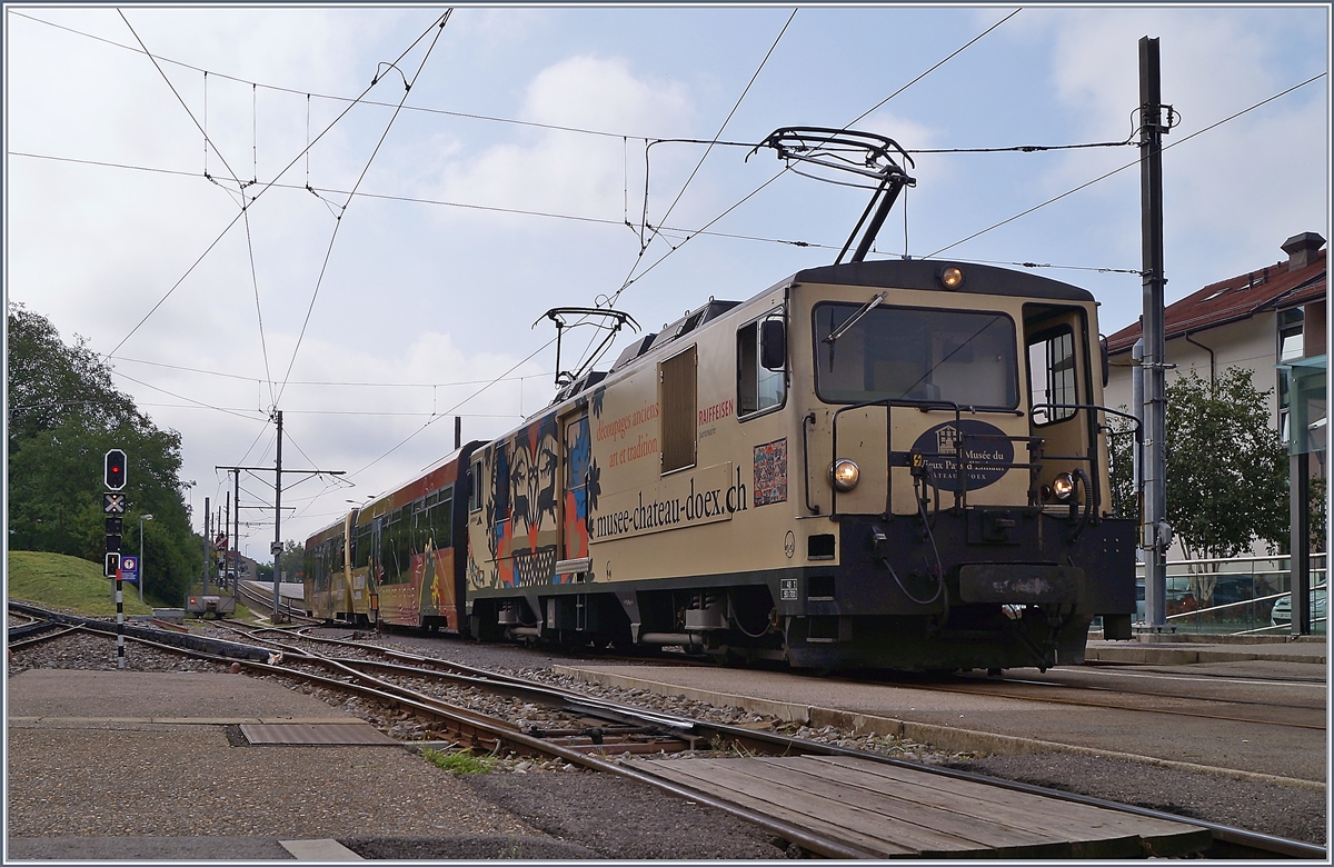 Die MOB GDe 4/4 6001 wartet in Blonay mit den beiden  Lenker-Pendel -Steuerwagen ABt 344 und Bt 244 auf die Weiterfahrt nach Vevey. 

23. August 2019