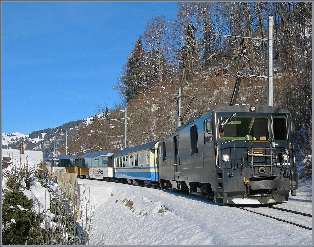 Die MOB GDe 4/4 6002 mit einem GoldenPass Panoramic Richtung Montreux oberhalb von Gstaad.
18. Dez. 2007