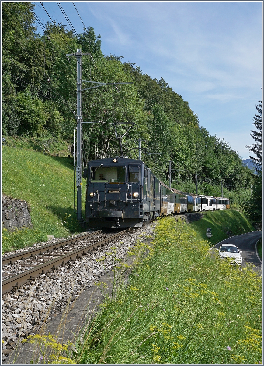 Die MOB GDe 4/4 6002 erreicht mit ihrem Panoramic Express PE 2232 von Montreux nach Zweisimmen in Kürze Chamby. 

25 Juli 2020