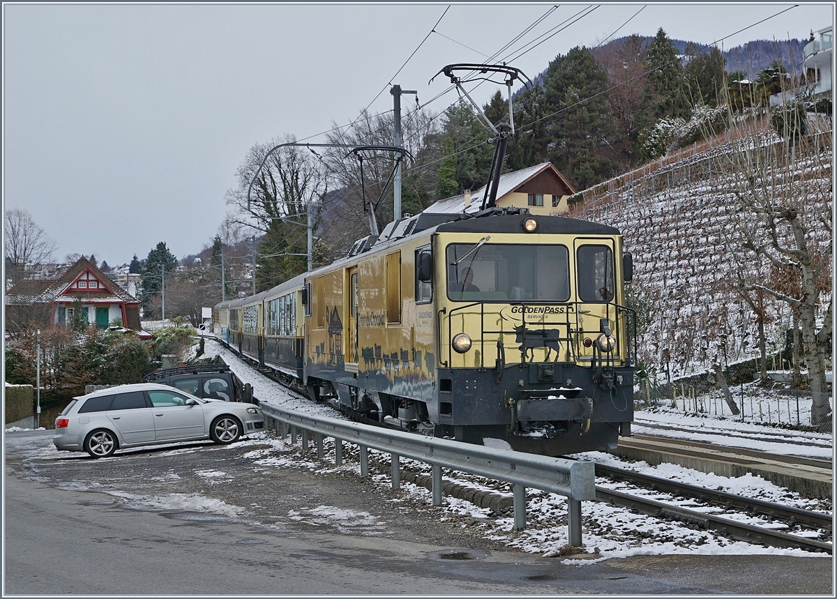 Die MOB GDe 4/4 6003  Train du Chocolat  fährt mit dem MOB Belle Epoque bei Planchamp Richtung Montreux.
29. Dez. 2017