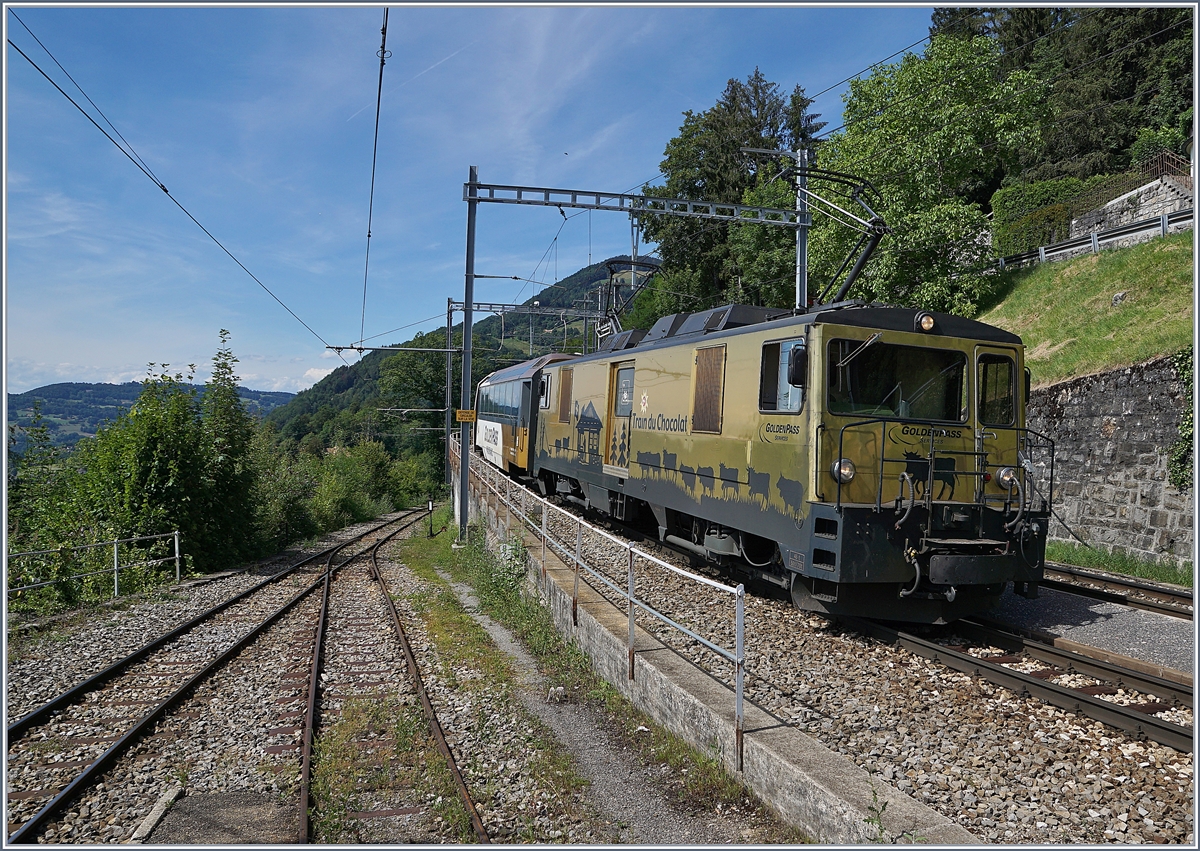 Die MOB GDe 4/4 6003 erreicht mit ihrem PE 2123 von Zweisimmen nach Montreux den Bahnhof von Chamby. Links im Bild die Strecke nach Blonay.

25. Juli 2020