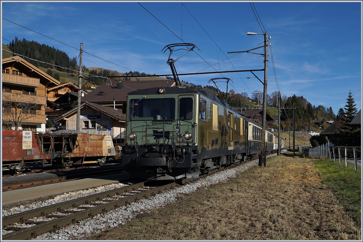 Die MOB GDe 4/4 6003 ist mit einem GoldenPass Classique Express in Schönried auf dem Weg vn Zweisimmen nach Montreux. 

29. Oktober 2016