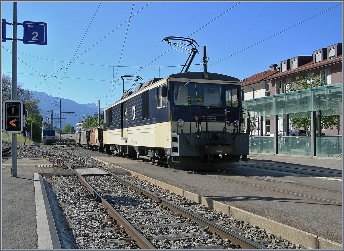 Die MOB GDe 4/4 6004  Interlaken  wartet in Blonay mit einem Schotterzug auf die Weiterfahrt nach Vevey.

23. Mai 2019