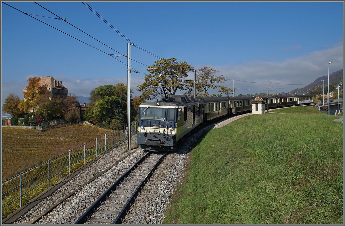 Die MOB GDe 4/4 6004  Interlaken  ist mit dem damals noch GoldenPass Classic genannten  Belle Epoque  Zug auf der Fahrt von Zweisimmen nach  Montreux bei Châtelard VD unterwegs. 

23. Okt. 2015