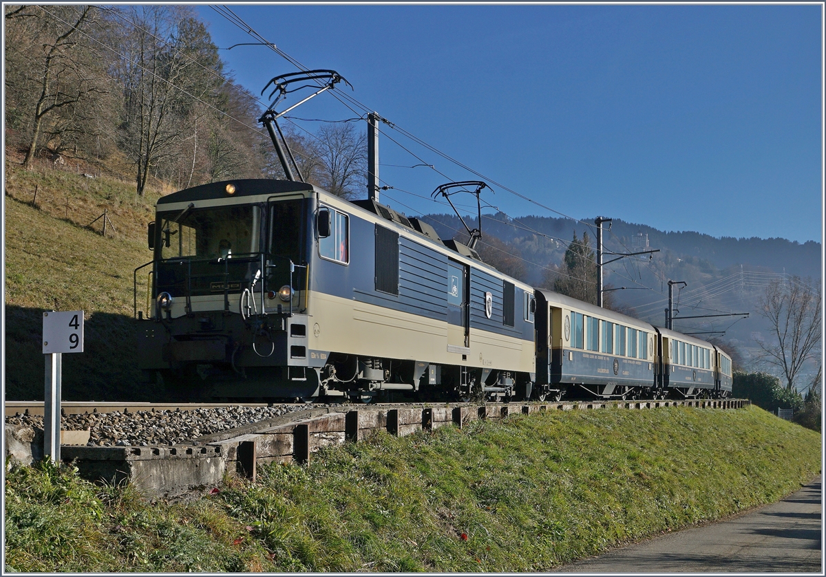 Die MOB GDe 4/4 6004  Interlaken  hat mit ihre  Classic Golden Pass  2217 oberhalb von Chernex bei Kilometer 4.9 ihr Ziel Montreux fast erreicht.
8. Dez. 2016