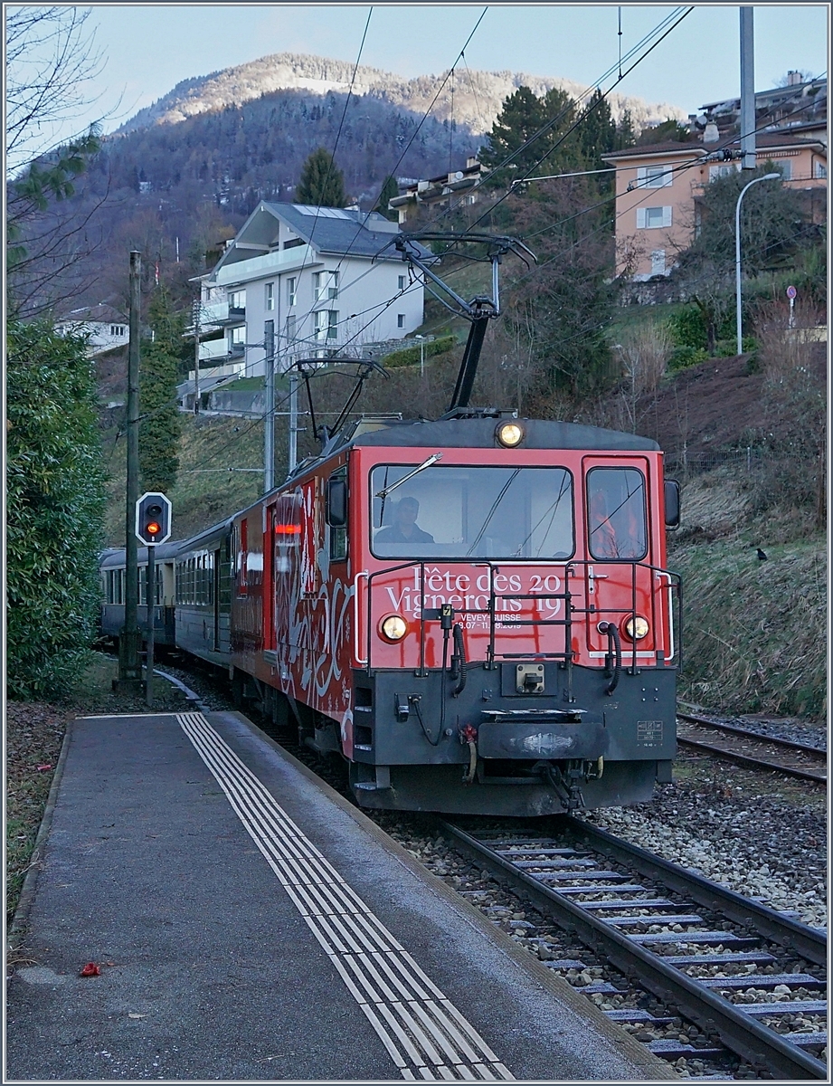 Die MOB GDe 4/4 6005  Fêtes des Vignerons  erreicht mit dem MOB Belle Epoque Zug nach Zweisimmen den Halt Fontanivent.
2. Feb. 2018