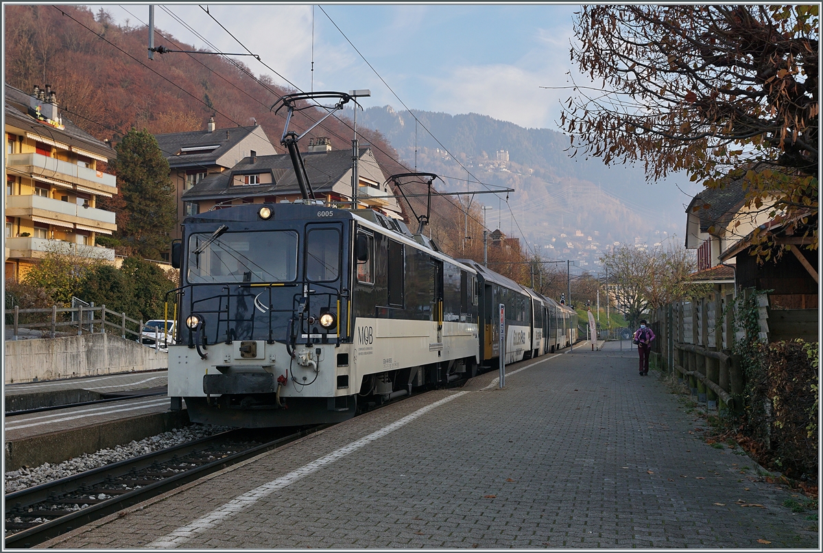 Die MOB GDe 4/4 6005 (ex GMF / TPF GDe 4/4 101) mit dem MOB Panoramic Express 2123 beim Halt in Chernex. 

25. Nov. 2020