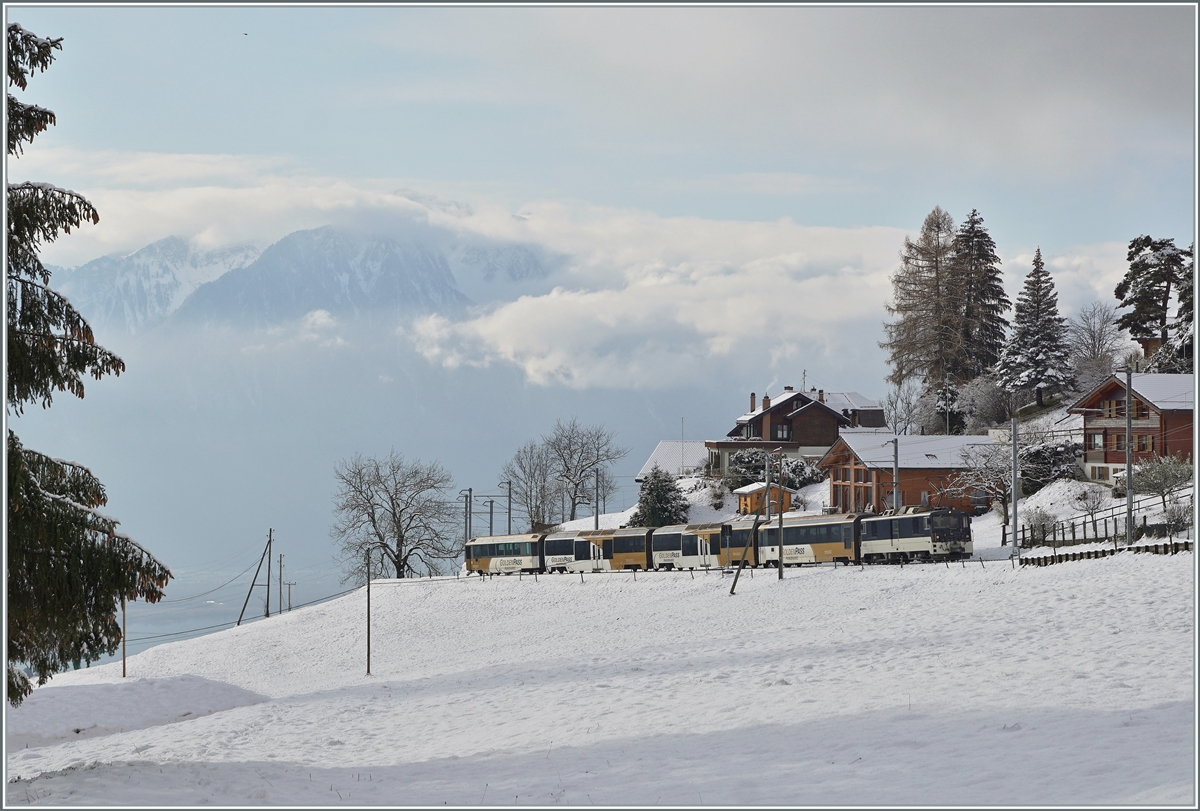 Die MOB GDe 4/4 6005 (ex GFM/TPF GDe 4/4 101) ist mit ihrem Golden Pass MOB Panoramic 2118 von Montreux nach Zweisimmen unterwegs und erreicht in Kürze Les Avants.

2. Dezember 2020