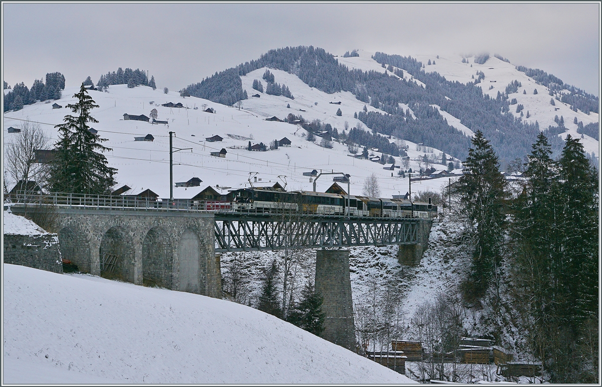 Die MOB GDe 4/4 6005 (ex GFM/TPF GDe 4/4 101) hat mit ihrem MOB GoldenPass Panoramic Zweisimmen - Montreux PE 2111 Flendruz verlassen und fährt nun in Richtung Château d'Oex.

3. Dezember 2020