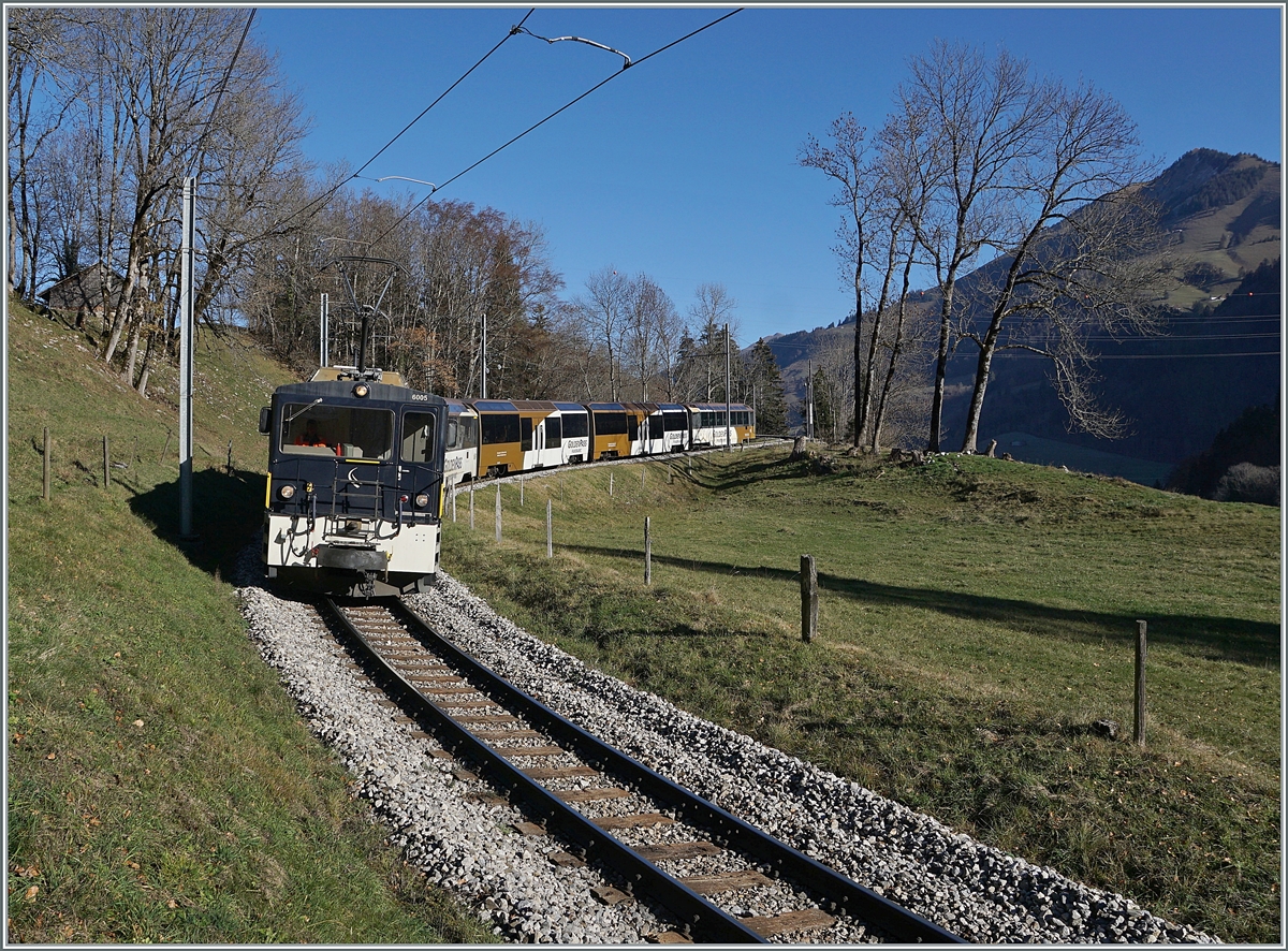 Die MOB GDe 4/4 6005 ist mit einem MOB Panoramic Express auf dem Weg von Montreux nach Zweisimmen, fährt hier ein Stück durch den Kanton Freiburg und erreicht in wenigen Minuten den Bahnhof von Montbovon. 

26. November 2020