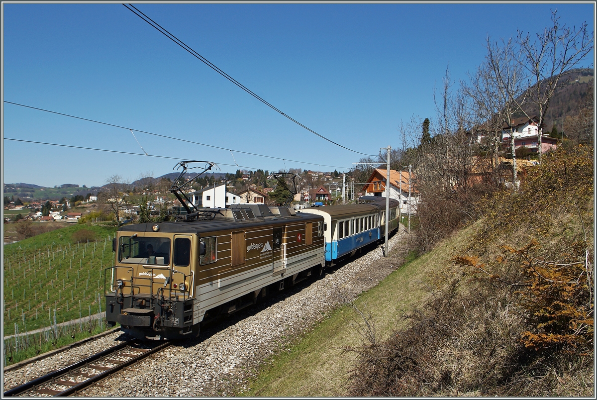 Die MOB GDe 4/4 6005 hat mit ihrem Regionalzug 2217 Zweisimmen - Montreux den Halt Planchamp passiert. 
6. April 2015