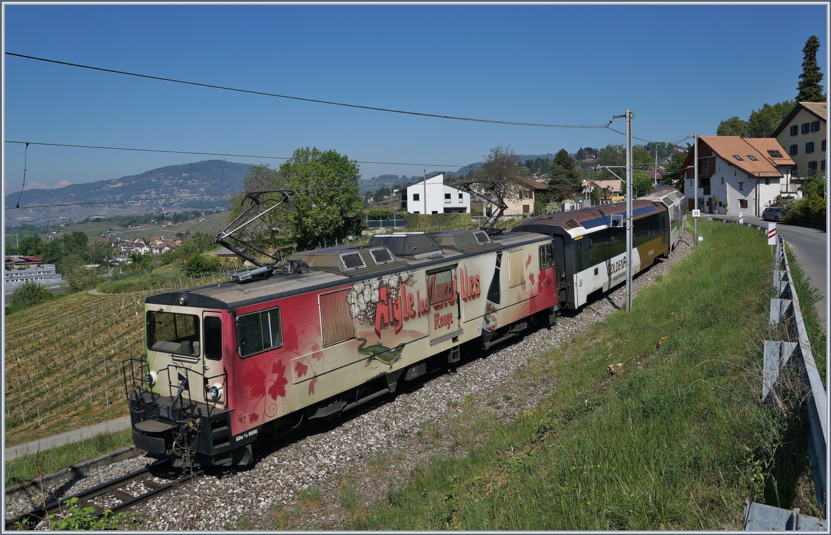 Die MOB GDe 4/4 6006  Aigles les Murailles  ist mit dem PE 3122 auf der Fahrt durch die Weinberge oberhalb von Montreux bei Planchamp unterwegs.

22. April 2020