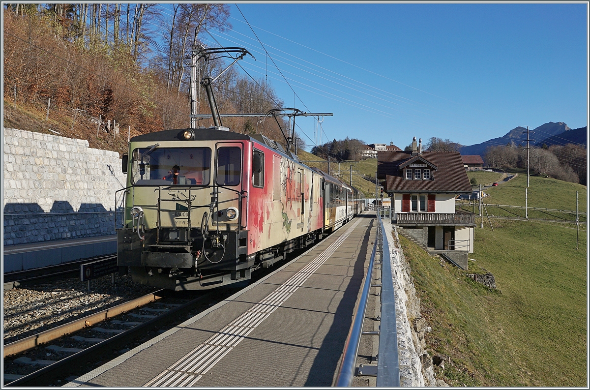 Die MOB GDe 4/4 6006  Aigle les Murailles  (ex GFM/TPF GDe 4/4 102) fährt mit dem MOB Golden Pass Panoramic PE 2111 durch den Bahnhof von Les Sciernes. 

Der Zug  besteht aus den Wagen Bs 222, Bs 234, Bs 233 und BDS 224, wobei der Schlusswagen entgegen seiner Bezeichnung über 1. Klasse Sitze verfügt. 

26. November 2020