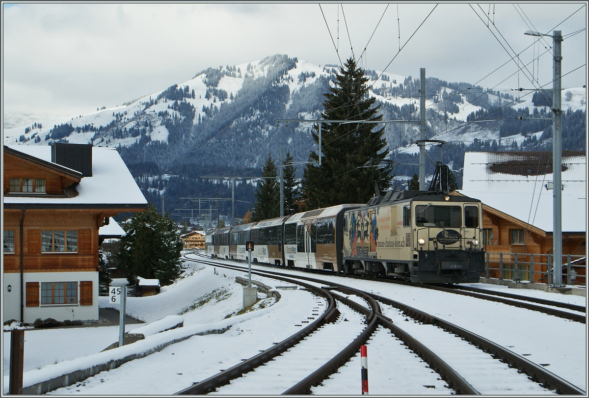 Die MOB GDe 4/4 mit ihrem Panoramic Express erreicht Gstaad.
24. Nov. 2013