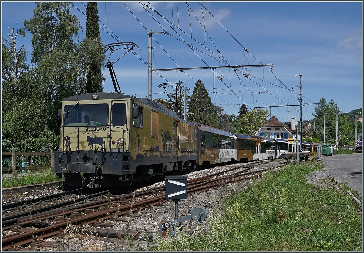 Die MOB GDe 4/4 N° 6001 fährt mit einen MOB Panoramic Express von Montreux nach Zweisimmen durch den Bahnhof von Fontanivent. 

10. Mai 2020