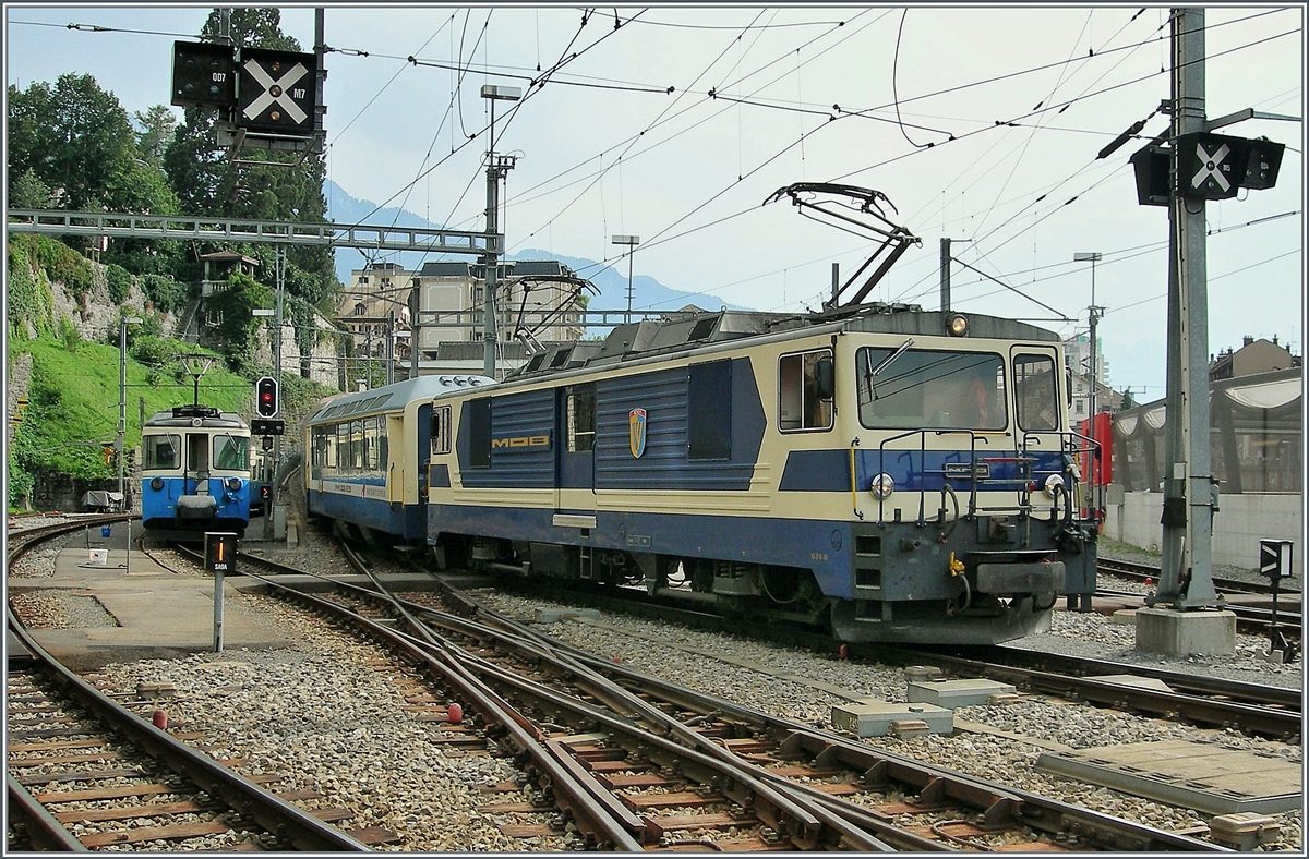 Die MOB GDe 4/4  Vevey  ereicht mit einem Panoramic-Express Montreux. Lok und zumindest der erste Wagen sind noch im schöne Ursprungs MOB-Panoramic Blau gehalten.
10. Sept. 2006 