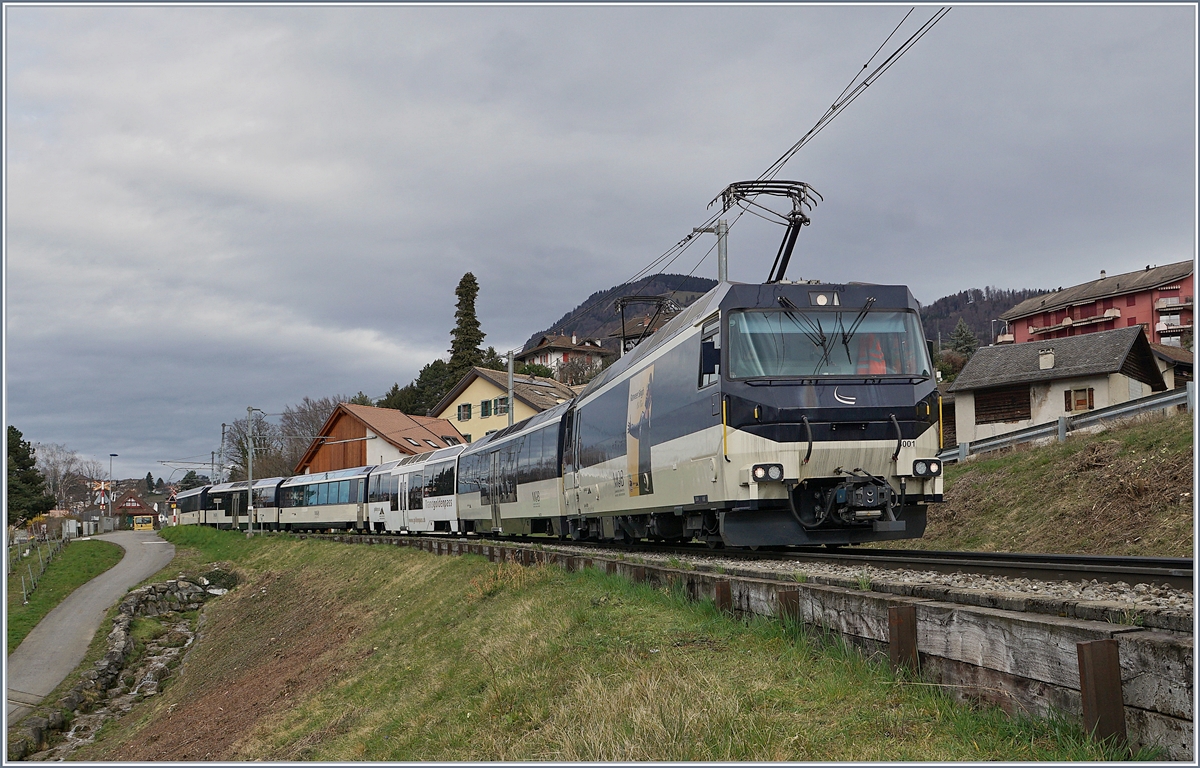 Die MOB Ge 4/4 8001 mit dem PE 2115 auf der Fahrt nach Montreux bei Planchamp, wo - wie links im Bild zu sehen ist - bedeutend gerodet wurde, was dem Blick auf längere Züge zugute kommt, auch wenn dieser MOB Panoramic Express mit der Lok und sechs Wagen trotzdem nicht in der ganzen Länge zu sehen ist. 

12. März 2020