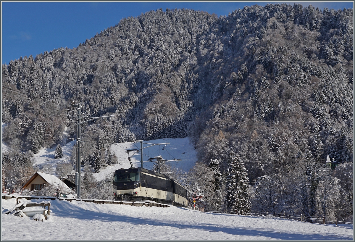 Die MOB Ge 4/4 8001 schiebt bei Les Avants den MOB Panoramic Express 2118 nach Zweisimmnen durch die Winterlandschaft bei Les Avants.

2. Dezember 2020