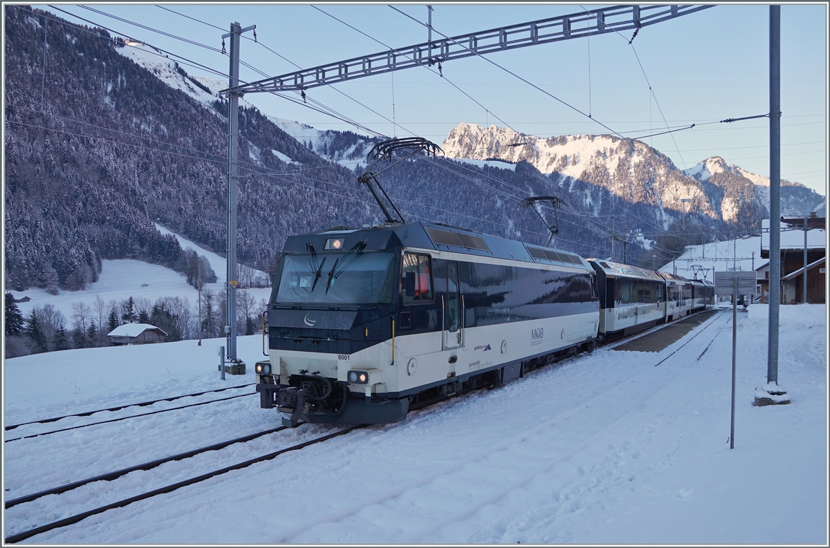 Die MOB Ge 4/4 8001 mit ihrem GoldenPass Panoramic PE 2212 von Montreux nach Zweisimmen beim Halt in Rossinière.

11. Januar 2021